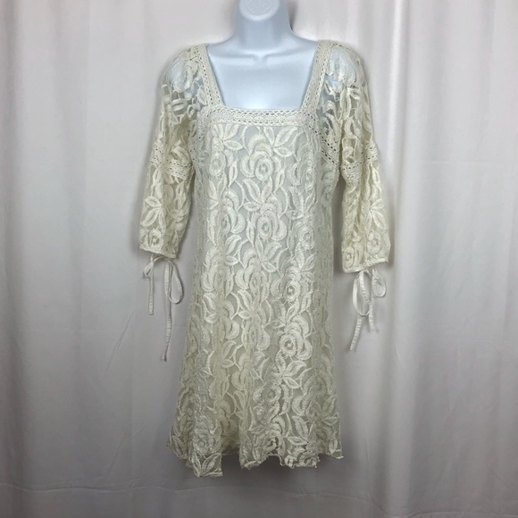 Solitaire Dresses & Skirts - Solitaire white floral lace overlay dress M